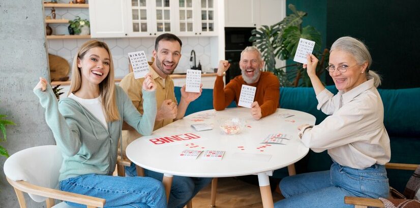 gente jugando bingo juntos