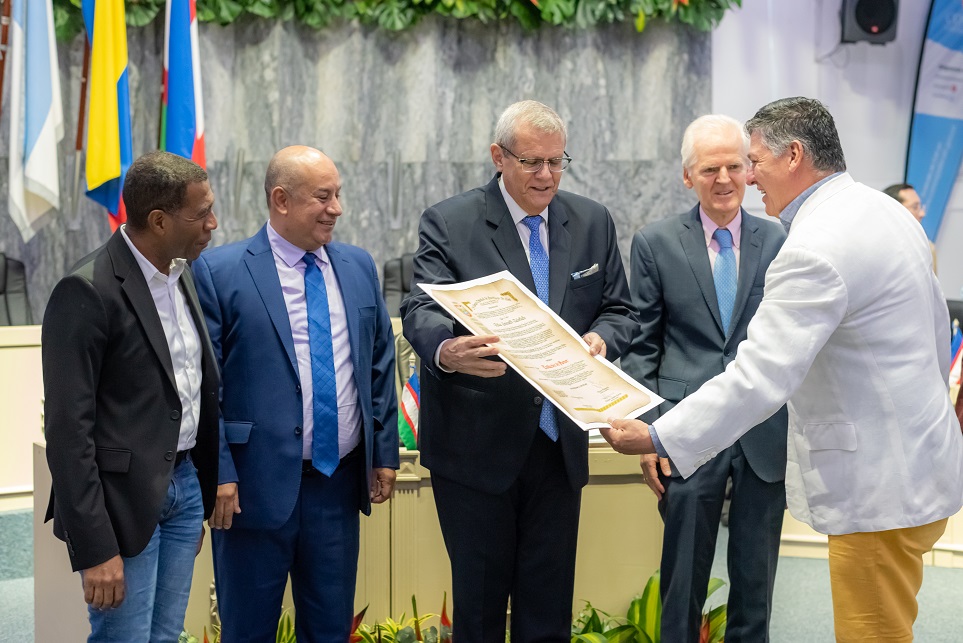 Condecoración en el Concejo de Cali a la caja de compensación Comfenalco Valle Delagente y a su director general, Felice Grimoldi Rebolledo.