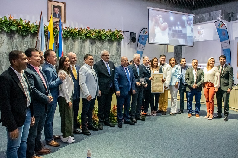 Condecoración en el Concejo de Cali a la caja de compensación Comfenalco Valle Delagente y a su director general, Felice Grimoldi Rebolledo.