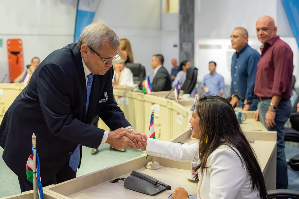 Condecoración en el Concejo de Cali a la caja de compensación Comfenalco Valle Delagente y a su director general, Felice Grimoldi Rebolledo.
