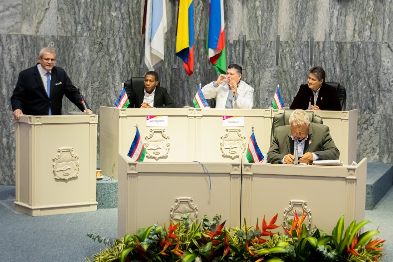 Condecoración en el Concejo de Cali a la caja de compensación Comfenalco Valle Delagente y a su director general, Felice Grimoldi Rebolledo.