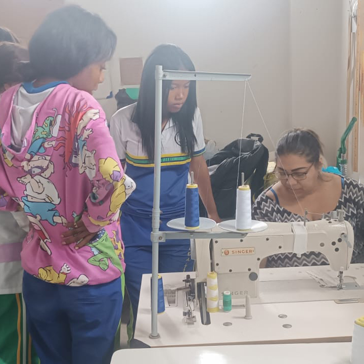 Las máquinas de coser en la Institución Educativa Antonio Lizarazo