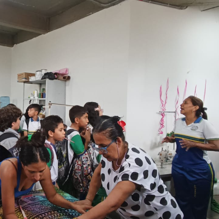 Las máquinas de coser en la Institución Educativa Antonio Lizarazo