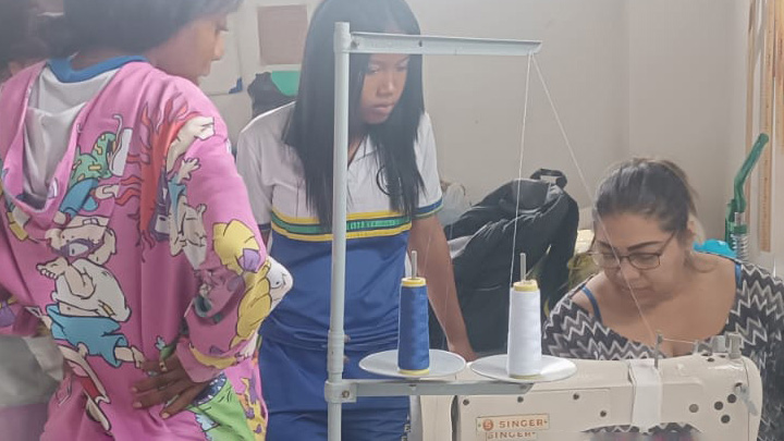 Las-maquinas-de-coser-en-la-Institucion-Educativa-Antonio-Lizarazo